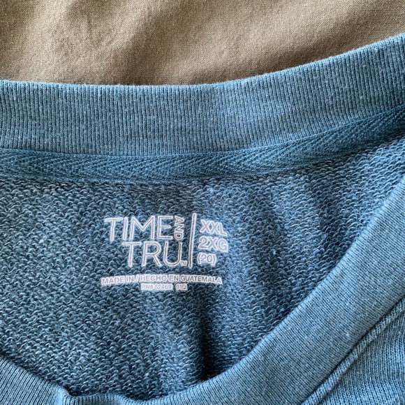 Mens Time and Tru Crewneck - Picture 3 of 3